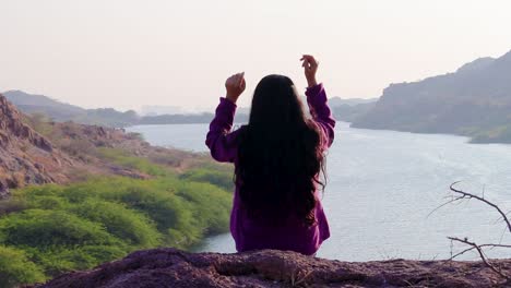 Niña-Aislada-En-La-Cima-De-La-Montaña-Con-Vista-Al-Lago-Backbit-Tomada-Desde-Un-ángulo-Plano-Video-Tomado-En-El-Lago-Kaylana-Jodhpur-Rajasthan-India