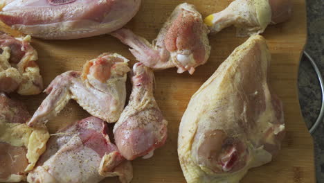 Schau-Dir-Dieses-Sexy-Gewürzte-Huhn-An.-So-Roh