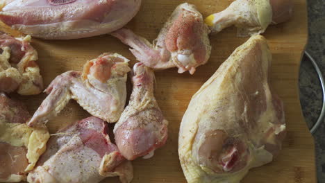 mira ese pollo sazonado sexy. tan crudo
