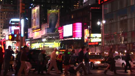 Plano-Medio-De-Times-Square-Con-Peatones-Y-Tráfico-De-Giro