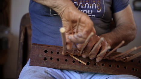 hombre viejo haciendo canasta de mimbre medio tiro