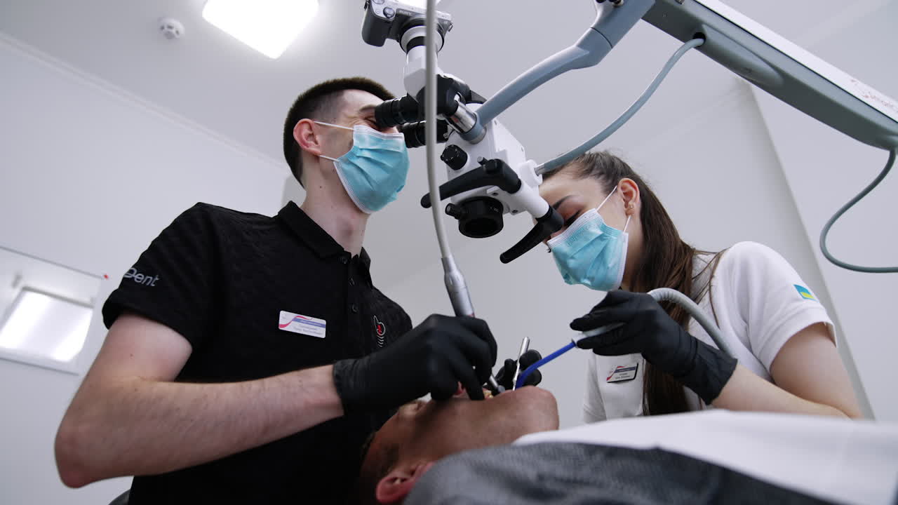 Procedura dentale con microscopio