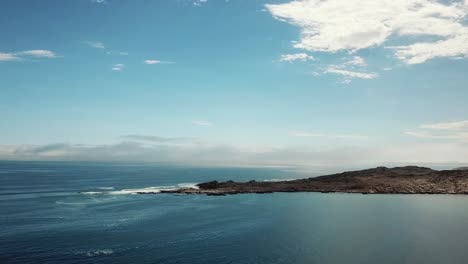 Die-Namibischen-Wüstendünen-Und-Der-Atlantik-Treffen-Aufeinander,-Skelettküste,-Südliches-Afrika-Namibia,-Lüderitz-Stadt-Haifischinsel-Luftaufnahme