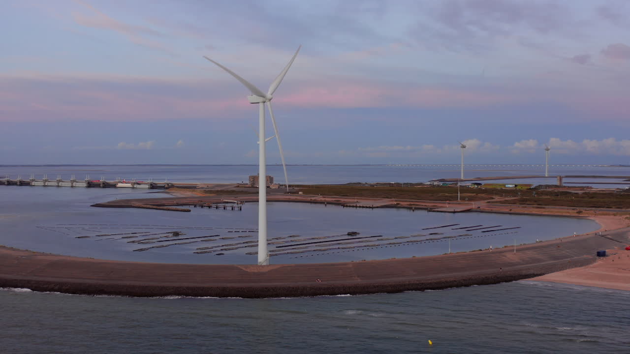 ветряные турбины и аквакультура во время заката на острове нельтье янс, нидерланды