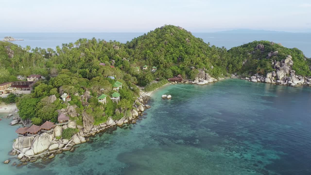 해변 과 나무 가 있는 열대 섬 의 공중 사진