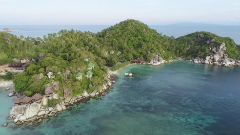 vista aérea de una isla tropical con una playa y palmeras