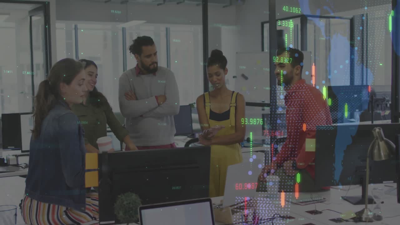 vídeo del procesamiento de datos financieros sobre diversas personas de negocios