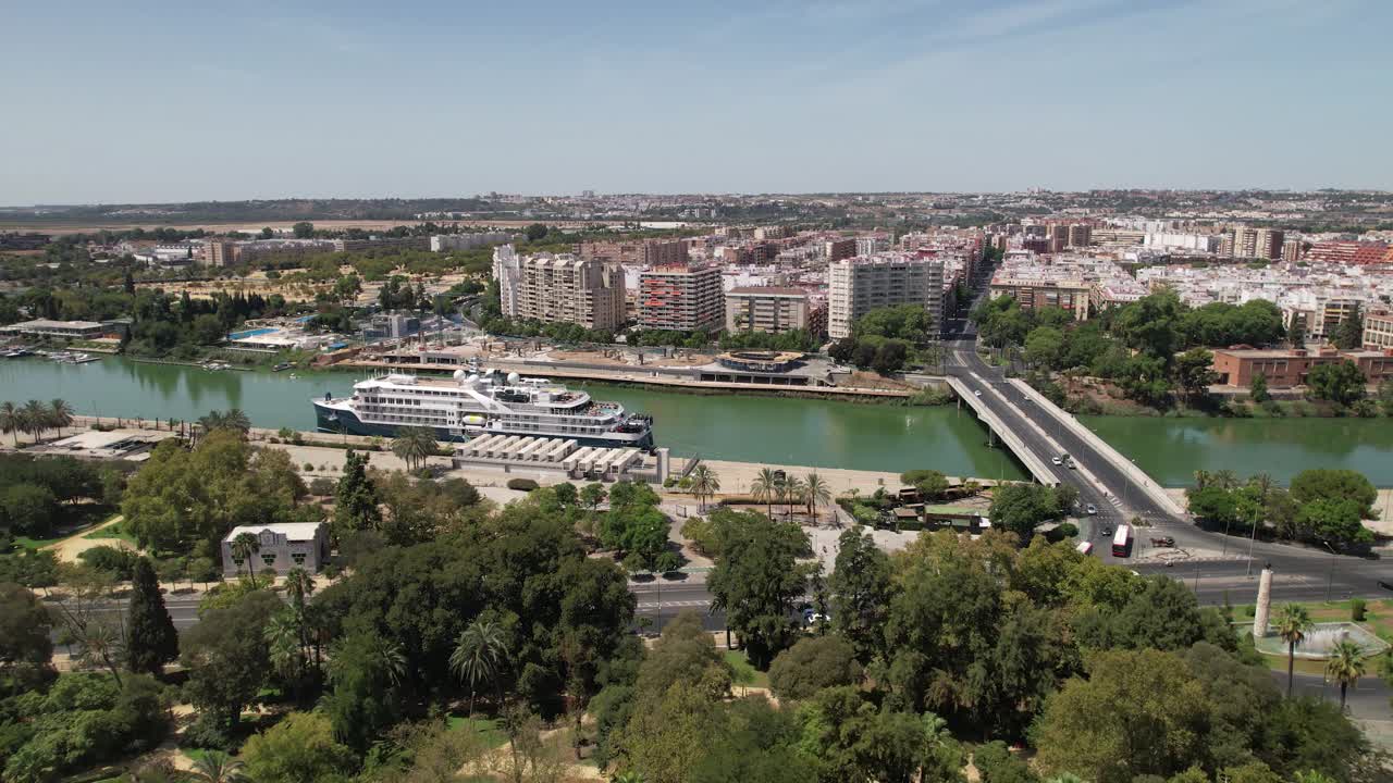 세비야 시내 중심의 유명한 과달키비르 강 위를 비행