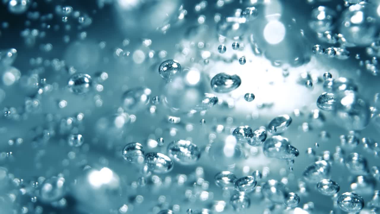 파란 물에 많은 물 거품이 가 ⁇ 게, 느린 움직임의 거품과 함께 추상적인 물 파동.