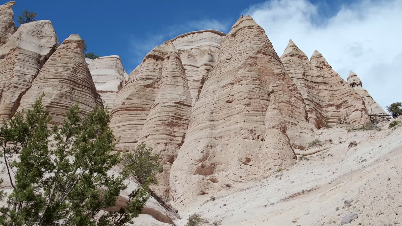 низкий угол скал палатки каша-катуве