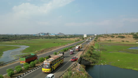 Luftaufnahme-Der-Autobahn-Mumbai-Nashik,-überfüllt-Mit-Fahrzeugen-An-Sonnigen-Tagen,-Ghoti-Nahik-–-4K-Drohne