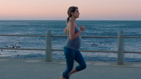 Embarazada,-Corriendo-Y-Mujer-Con-Fitness-En-La-Playa