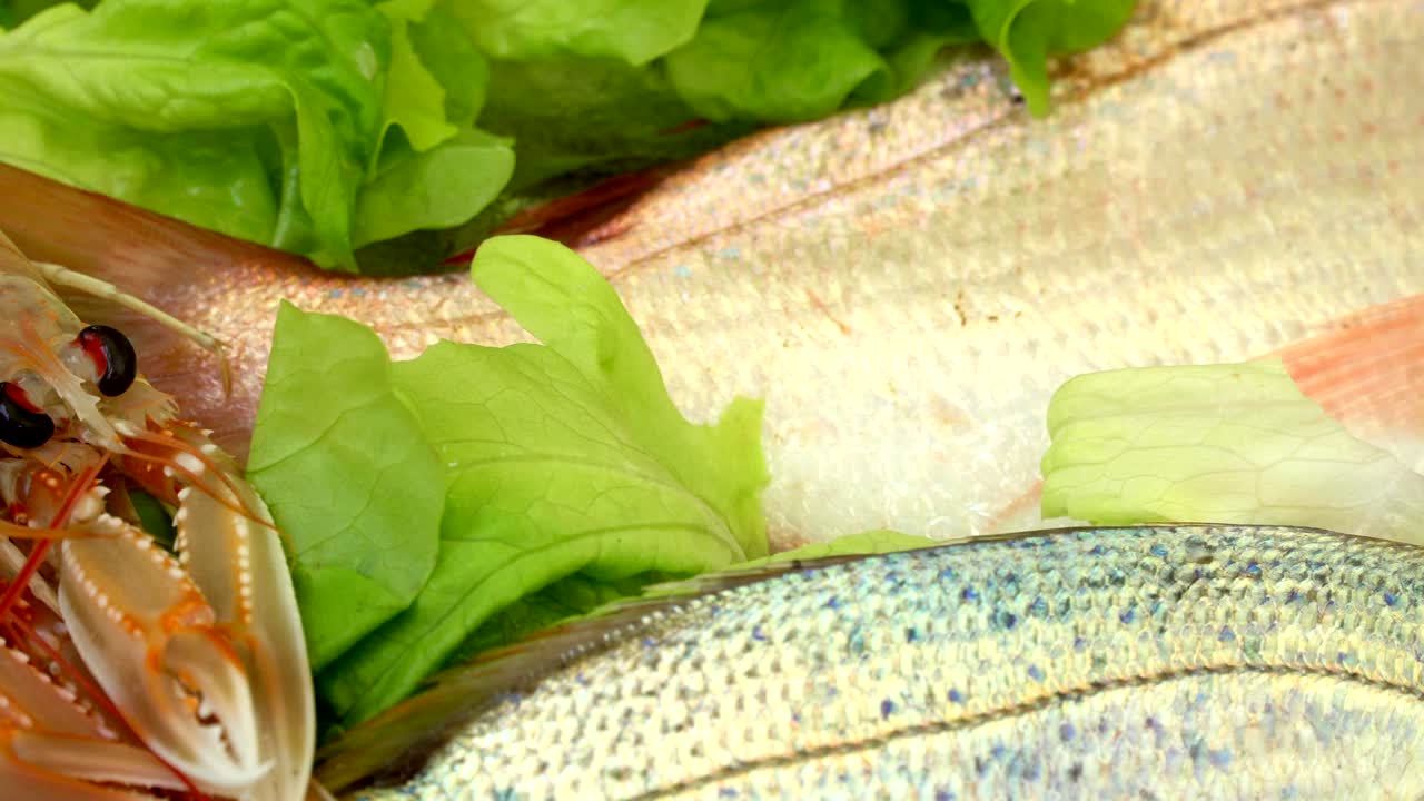 시장에서 얼음 위에 줄지어 있는 해산물, 상점 - 바다 물고기, 새우, 오징어, 크레이피시, 채소로 조리된 해산물.