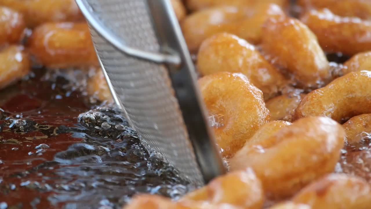 Fried Lokma (Turkish Donuts) Cooking