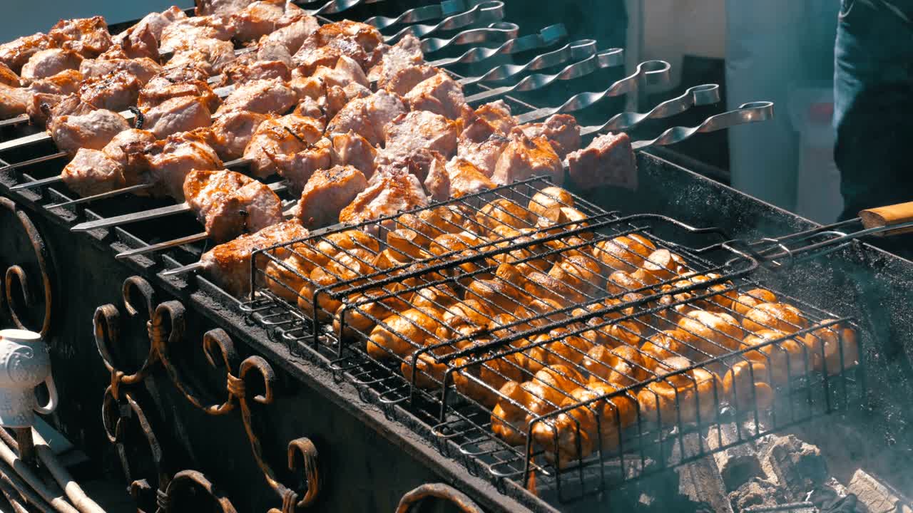 시시 케과 버섯은 자연에서 그릴에 조리됩니다.