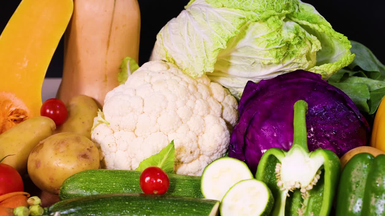 검은색 배경 에 전시 된 다양한 채소