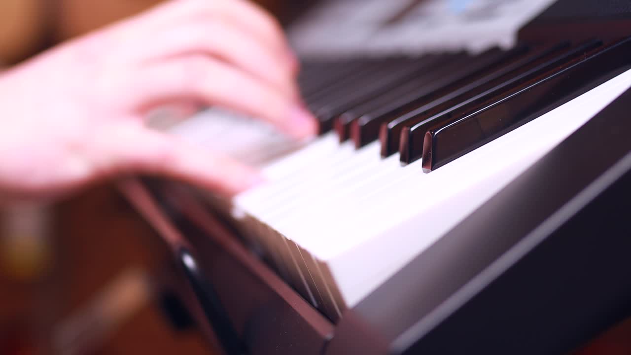 manos masculinas tocando el piano de cerca escuela de músicos en línea