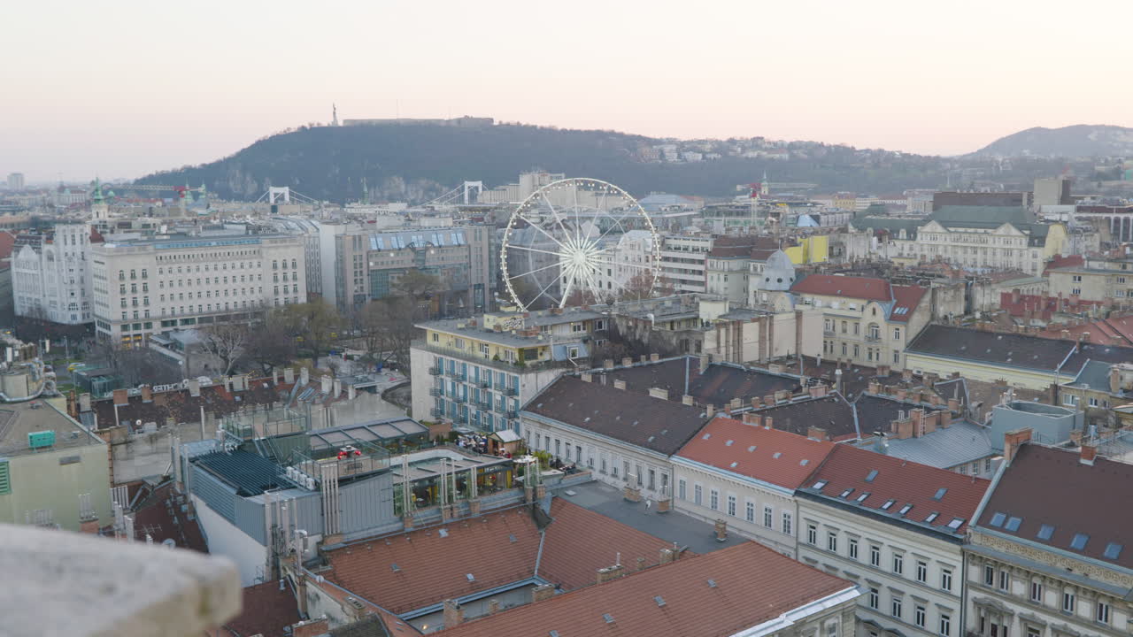 Vista su Budapest con la ruota panoramica di Budapest in lontananza
