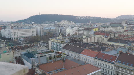 Blick-über-Budapest-Mit-Dem-Riesenrad-Von-Budapest-In-Der-Ferne