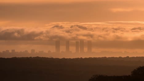 siluetas de rascacielos al amanecer en la ciudad