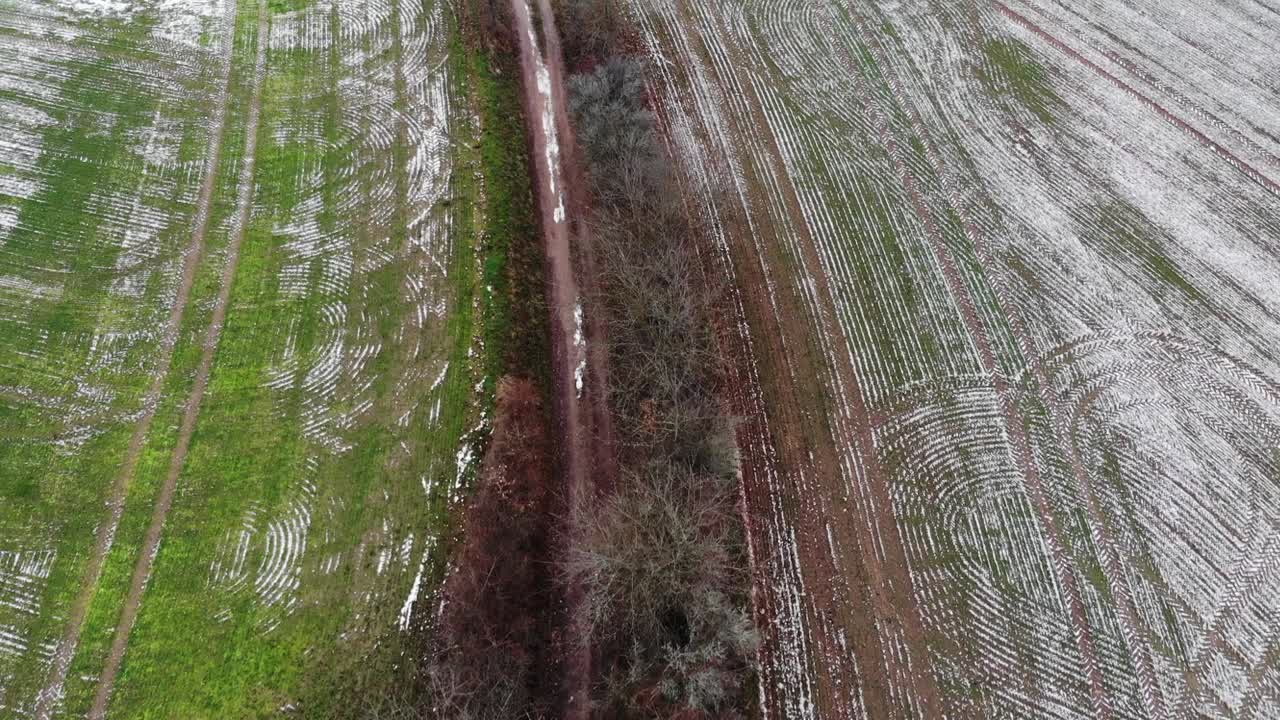 vuelo de drones sobre el campo de invierno turingia