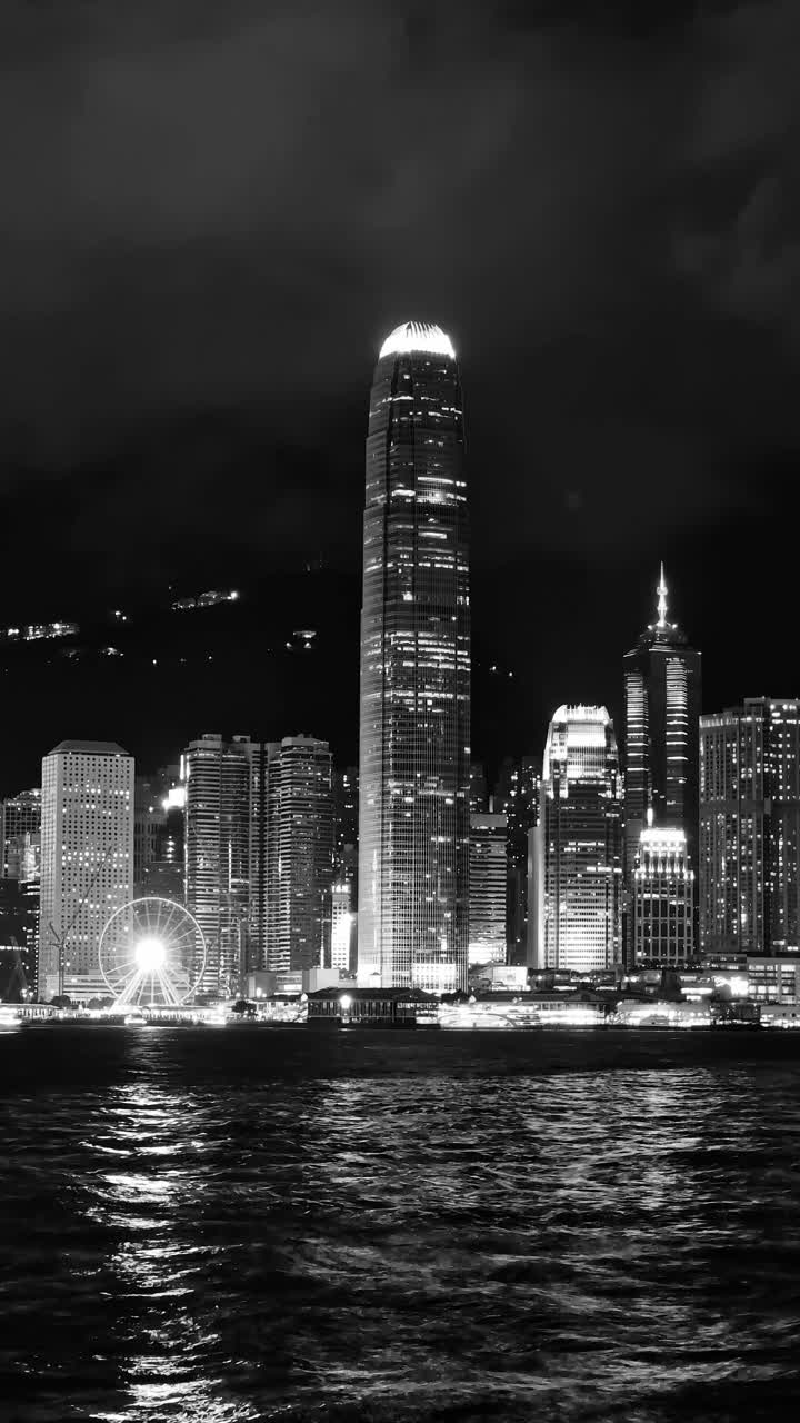 Isla de Hong Kong desde el puerto de Victoria de noche BN 2