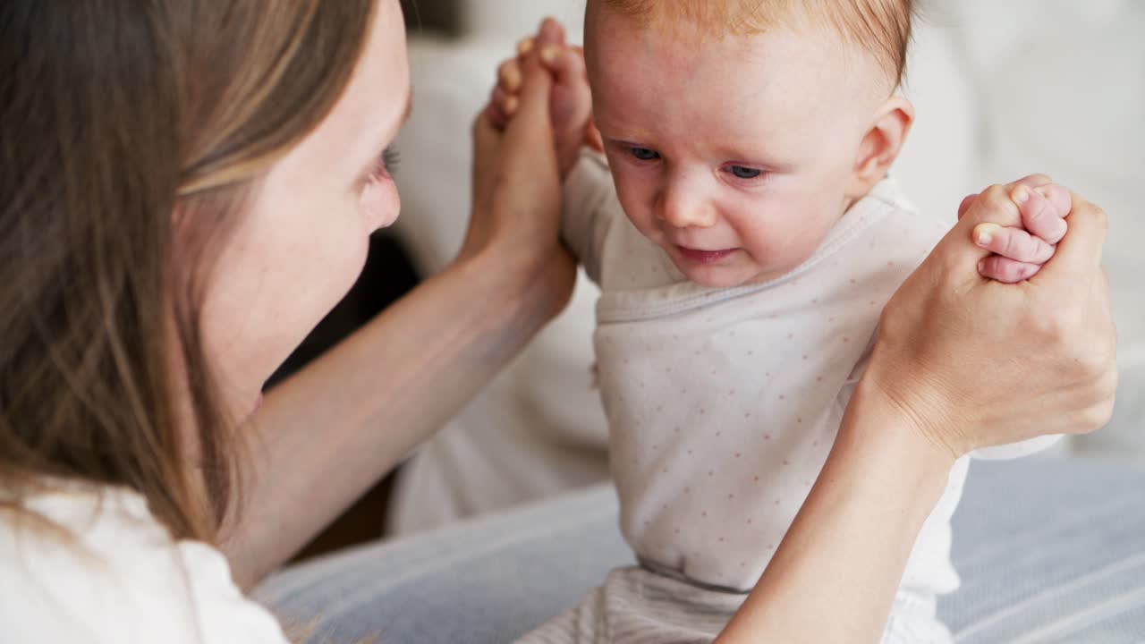 엄마는 웃고 행복하게 놀고 있습니다.