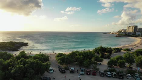 puesta de sol caribeña sobre la playa de mullet bay en sint maarten