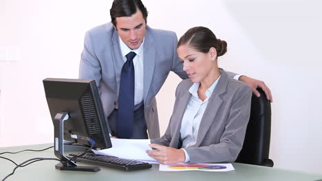 equipo de negocios trabajando frente a una computadora