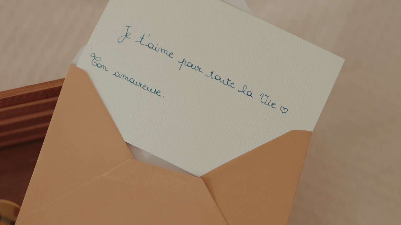 bigliettino d'amore romantico scritto a mano in francese dentro una busta
