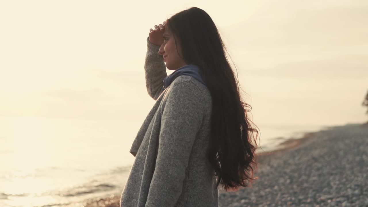 해가 지는 해변에 있는 여자