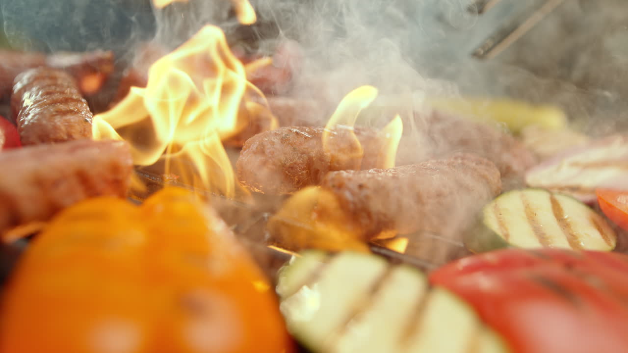 salchichas y verduras a la parrilla