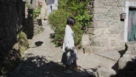 Mujer-Caminando-En-Los-Callejones-Del-Centro-Histórico-De-Monsanto,-Pueblo-En-Portugal