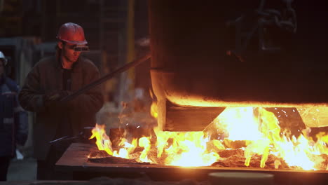 proceso de fundición de metales en fábrica