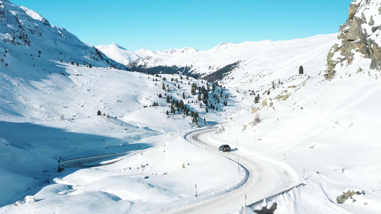 excelente vista aérea de un coche conduciendo por una carretera nevada de davos a st moritz, suiza