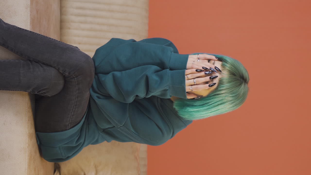 vídeo vertical de una mujer joven con un cambio de humor.