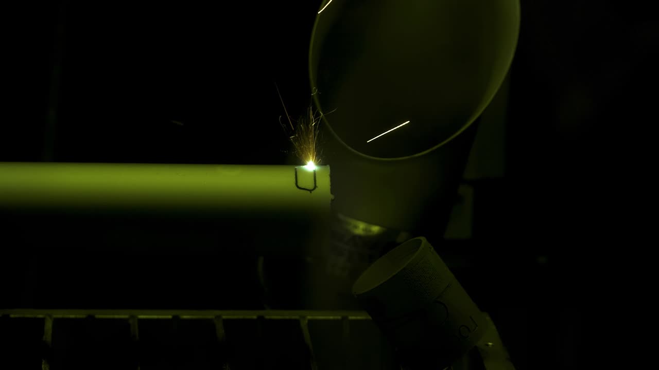 밤에 레이저로 파이프를 자르는 것