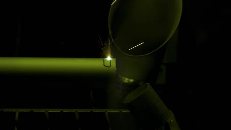 corte por láser de tuberías por la noche