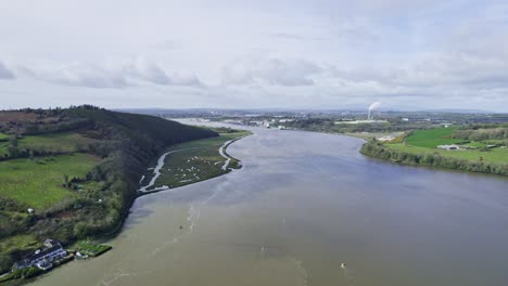 estuario de waterford el río suir y río arriba puerto de waterford y detrás de que la ciudad de waterford