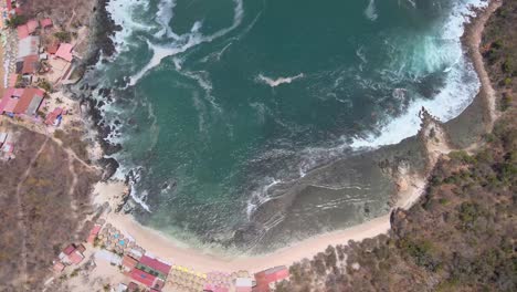 Drohne-Fliegt-An-Einem-Sonnigen-Tag-über-Die-Insel-Ixtapa-Im-Bundesstaat-Guerrero,-Mexiko