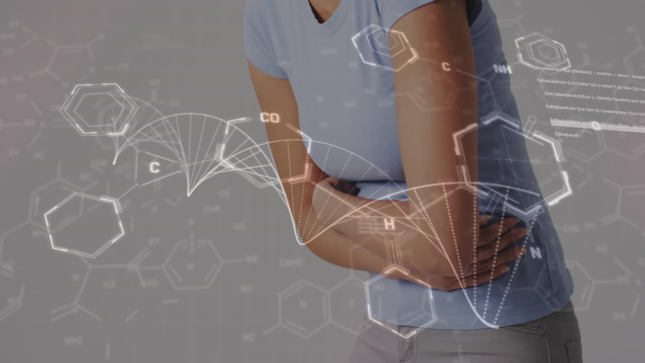 animación de la cadena de adn con procesamiento de datos sobre la sección media de una mujer biracial sosteniendo el vientre