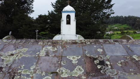 rear-view-of-the-church-in-the-Güitig-neighborhood,-drone-shot-descending-the-structure