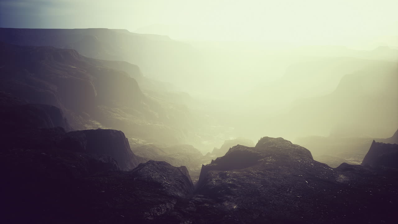 안개가 가득한 협곡 풍경