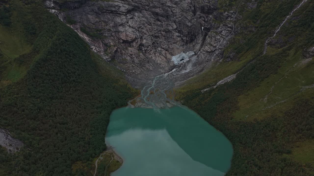 Il drone riprende il ghiacciaio in regressione in Norvegia mentre il cambiamento climatico accelera lo scioglimento dei ghiacci