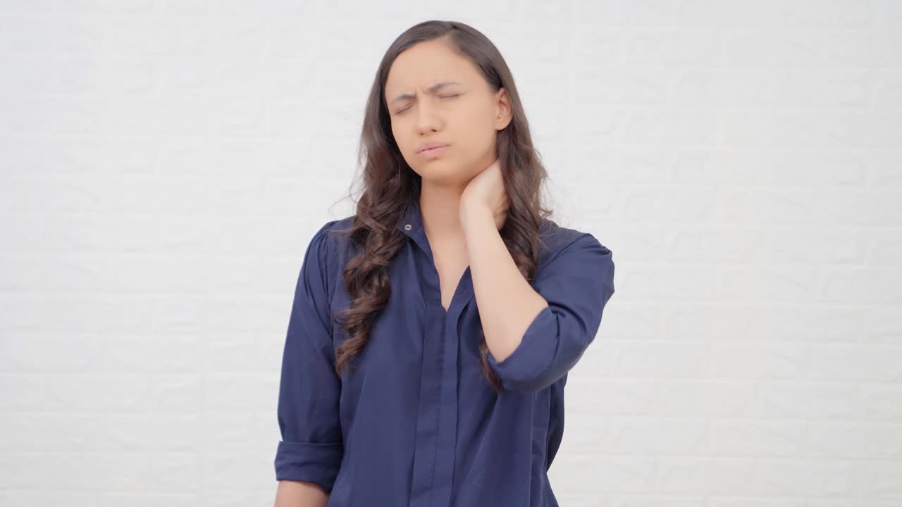 chica india con dolor de cuello