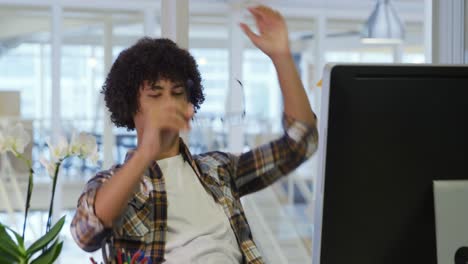 joven que trabaja en una oficina creativa