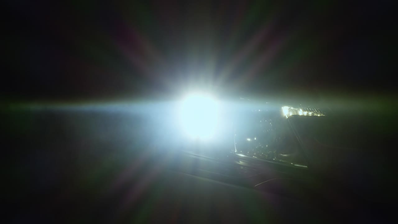 primer plano de los faros de un coche moderno en el humo