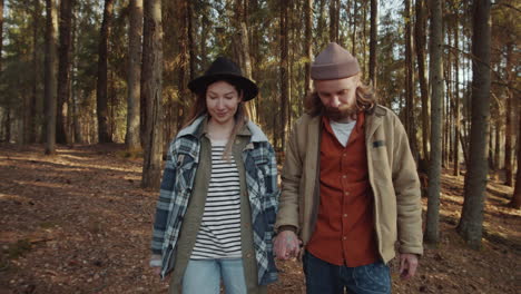 Pareja-Tomados-De-La-Mano-Y-Caminando-En-El-Bosque