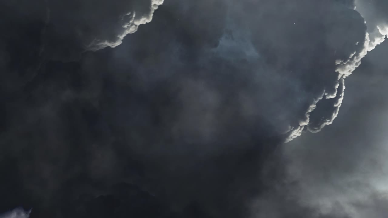 Tordenvejr og lyn på den mørke himmel 4k