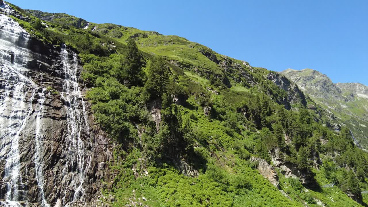 volando más allá de una hermosa cascada en los alpes de austria